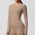 Gros plan sur le tissu brossé lisse et la coupe ajustée du haut de yoga à manches longues - Brun Mocha