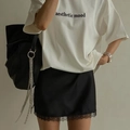 Eleganter schwarzer Satin-Minirock mit feinem Spitzenbesatz am Saum und A-Linien-Schnitt - S / Schwarz