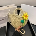 Borsa a tracolla beige in paglia intrecciata a mano con fiori 3D giallo vivace - Bianco con Fiore
