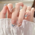 Elegantes uñas postizas cortas cuadradas con puntas francesas azules y perlas decoradas - Estilo Perla Azul Claro Nude (DW67)