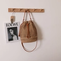 Bolso saco de paja tejida a mano en color madera natural con correa de cuero marrón - café