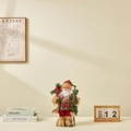 Statuetta classica di Babbo Natale in tessuto a scacchi rossi con rami di pino natalizi - 30cm