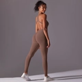 Detailansicht des braunen Yoga-Jumpsuits mit gekreuzten Trägern und Shaping-Effekt - Braun