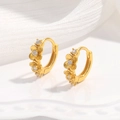 Eleganti orecchini a cerchio a fiori dorati con zirconi scintillanti su sfondo bianco - Stile B-Oro