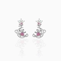 Dettaglio ravvicinato degli orecchini con orsetto e stella con perla rosa su sfondo bianco - Argento