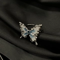 Details des silbernen Schmetterlingsrings mit Emaille auf schwarzer Seide - Einstellbar Offen / Silberner Blau-Weißer Emaille-Schmetterling (JZ4418)