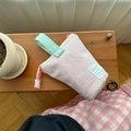 Astuccio a quadretti rosa con manico verde e tirazip su sedia in legno per cancelleria - Rosa