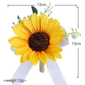 Künstliche Sonnenblumen-Ansteckblume mit grünen Blättern und weißen Bändern, 13x13 cm - Sonnenblume Ansteckblume