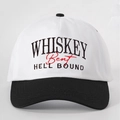 Gros plan sur la broderie WHISKEY de haute qualité sur cette casquette de baseball bicolore - Réglable / Blanc et Noir Épissage