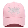 Detalle de bordado gótico plateado en gorra trucker rosa con malla transpirable - Ajustable / Rosa
