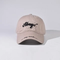 Detail der Always 3D-Stickerei und Stay Awake Naht auf beiger Baumwoll-Baseballkappe - Khaki