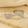 Anello aperto fluido in argento con texture metallica lucida e un design minimalista - Metallo Liquido Aerodinamico Argento (Bianco K 7237)