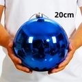 Glänzende 20cm blaue Weihnachtskugel mit Spiegeleffekt in den Händen gehalten - 1 Stück/Packung (20cm) / Glänzendes Blau