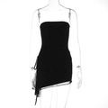 Vestito corto a tubino nero con dettagli arricciati laterali e orlo asimmetrico - S / Nero