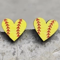 Orecchini a cuore in legno a tema softball con base gialla e cuciture rosse vivaci - Softball Giallo Cuore