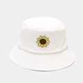 Détail de la broderie tournesol sur un chapeau bob blanc en coton respirant - M (56-58cm) / Blanc