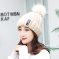 Winter-Strickmütze in Cremeweiß mit flauschigem Bommel und modischem Markenetikett - Nur Mütze / Beige