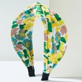 Gros plan du bandeau floral en tissu avec un nœud croisé élégant sur le dessus - Jaune-vert