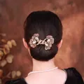 Pince à cheveux feuille de ginkgo dorée avec zircons et perle sur un chignon élégant - Ginkgo Champagne