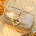 Pendentif cœur vintage doré avec fleurs en émail et perles sur velours - Style Bleu Clair et Violet (12)