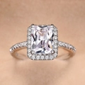 Anello di fidanzamento con zircone taglio smeraldo e montatura halo in argento - US 7 / F1816 Taglio Rettangolare