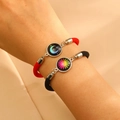 Detail verstellbarer geflochtener Paar-Armbänder mit leuchtenden Sonnen- und Mondanhängern - Verlauf Sonne Mond Leuchtend Stil (A-51)