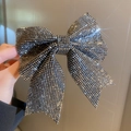 Dettaglio del fermaglio per capelli a fiocco con strass grigio scuro e cristalli lucidi - Nero