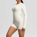 Détail d'un ensemble de yoga blanc crème à manches longues en nylon mat - Ivoire Clair