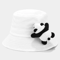 Dettaglio del cappello alla pescatora in tela bianca con decorazione a forma di panda 3D - 54cm / Bianco