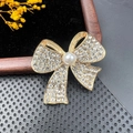 Élégante broche nœud dorée avec cristaux étincelants et perle centrale - BZ089 Nœud Pavé