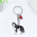 Husky emaille metalen sleutelhanger met rode hartvormige hanger op witte achtergrond - Zwarte Husky met Hart