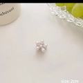 Παιδικό κλιπ μαλλιών 2cm σε σχήμα λουλουδιού με λευκά πέρλες και χρυσή μεταλλική βάση - Μαργαριταρένιο Λουλούδι (Λευκό)
