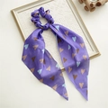 Dettaglio di elastico per capelli in raso blu pervinca con cuori e nastri lunghi - Nastro Viola con Grandi Cuori