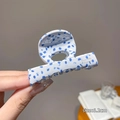 Pince à cheveux moyenne en acétate à pois bleus, taille 6,2 cm pour coiffures mi-hautes - Blanc avec des taches bleues / Sésame au sel de mer