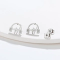 Vue macro de boucles d'oreilles casque en acier argenté avec motif de battement - Casque Battement de Coeur / Acier
