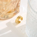 Detailaufnahme eines goldenen verstellbaren Rings mit Herzgravur auf Naturstein - Vertieftes Herz Gold