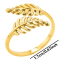 Dettaglio anello a foglia dorata regolabile con misura del diametro di 1,7 cm - Oro