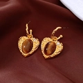 Primer plano de aretes de corazón vintage con textura dorada y resina marrón - Poste de plata para pendientes-Dorado-Café