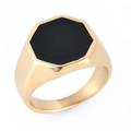 Makroansicht des goldenen Edelstahl-Siegelrings mit schwarzer achteckiger Einlage - US-Größe 7 / Achteckig Gold (13203)