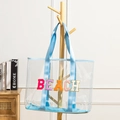 Große durchsichtige PVC-Strandtasche mit blauem Rand und bunten Chenille-Buchstaben - Himmelblau (BEACH)