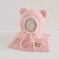Détail du bonnet à oreilles d'ours en fausse fourrure rose avec écharpe et patch brodé - 3-8 Ans / Rose