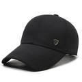 Klassische schwarze Baseballkappe aus Baumwolle mit Metallschild-Logo und fester Krempe - Verstellbar / Schwarz