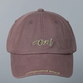 Primer plano del bordado 3D 'On!' en la gorra de béisbol de algodón topo - M (56-58cm) / Púrpura oscuro