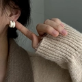 Minimalistische cremeweiße und goldene Emaille-Ohrringe getragen im Vintage-Stil - Ohrclip (Nicht durchbohrt) / Creme