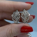 Pendientes de hoja plateados con circonitas blancas y diseño de espiga refinada - Oro Blanco