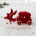 Décoration traîneau Pégase en velours bordeaux avec bordure dorée, taille 15cm x 9cm - Carrosse à Cheval Volant