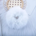 Chouchou mignon en peluche blanche imitation fourrure de lapin sur plateau en bambou - Blanc