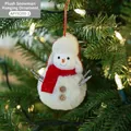 Ciondolo pupazzo di neve in peluche con sciarpa rossa su albero di Natale festivo - Pupazzo di Neve