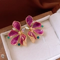 Dettaglio di orecchini a fiore in smalto viola con cristalli in una scatola per gioielli - Stile Ago d'Argento a Fiore Bordato d'Oro Viola (5#)