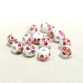 Gros plan de perles en céramique de 10mm avec motifs floraux rouges sur porcelaine - 10mm / Petite Fleur de Prunier Rouge